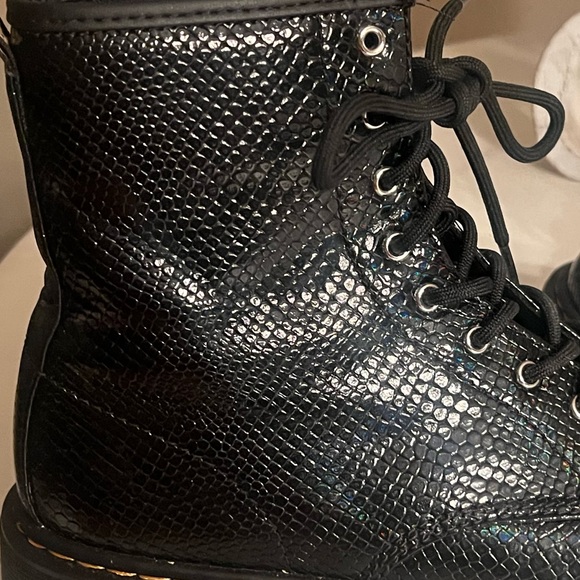 Doc Martens 1460 Black Snake Skin Pattern Lace Up Combat Boot - Picture 3 of 8